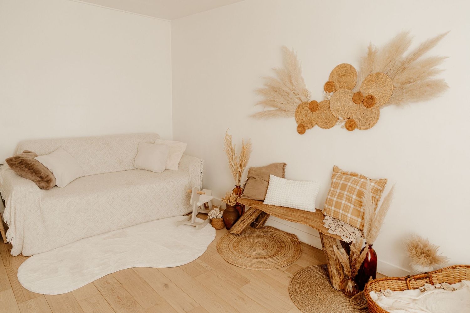Studio photo bohème à Hédouville (Val-d’Oise, Île-de-France), ambiance naturelle avec tons neutres et lumière douce pour portraits lifestyle