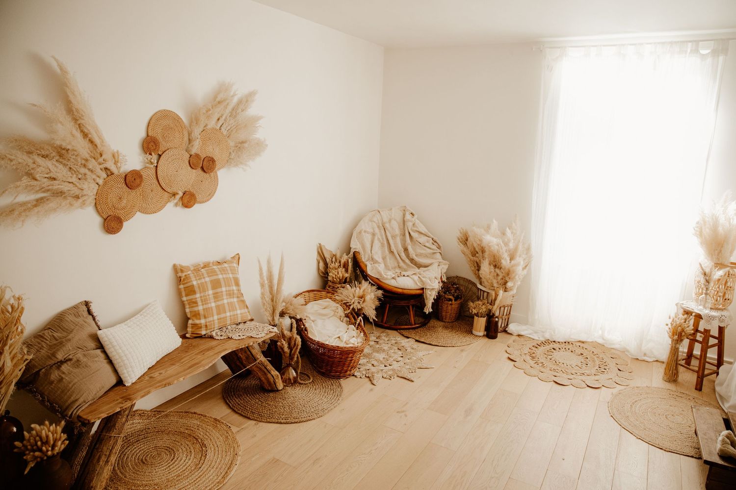 Studio photo bohème à Hédouville (Val-d’Oise, Île-de-France), ambiance naturelle avec tons neutres et lumière douce pour portraits lifestyle