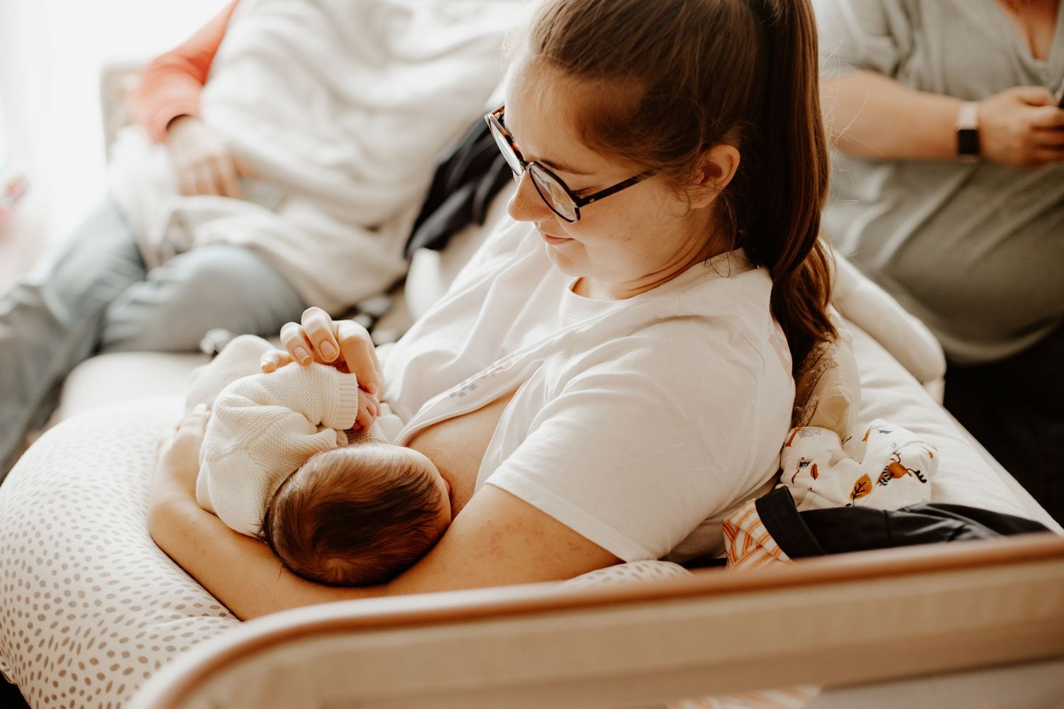 maman entrain de donner le seins de mère