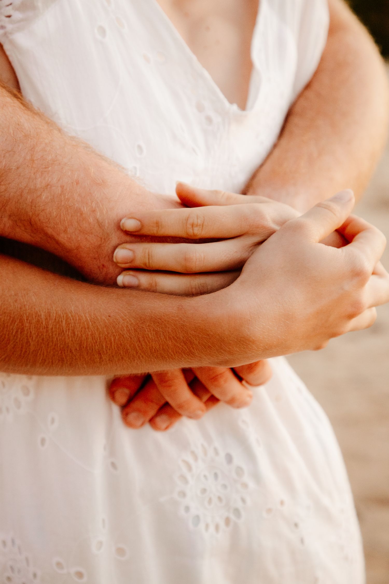 couple qui se tiennent les main en se faisant un câlin