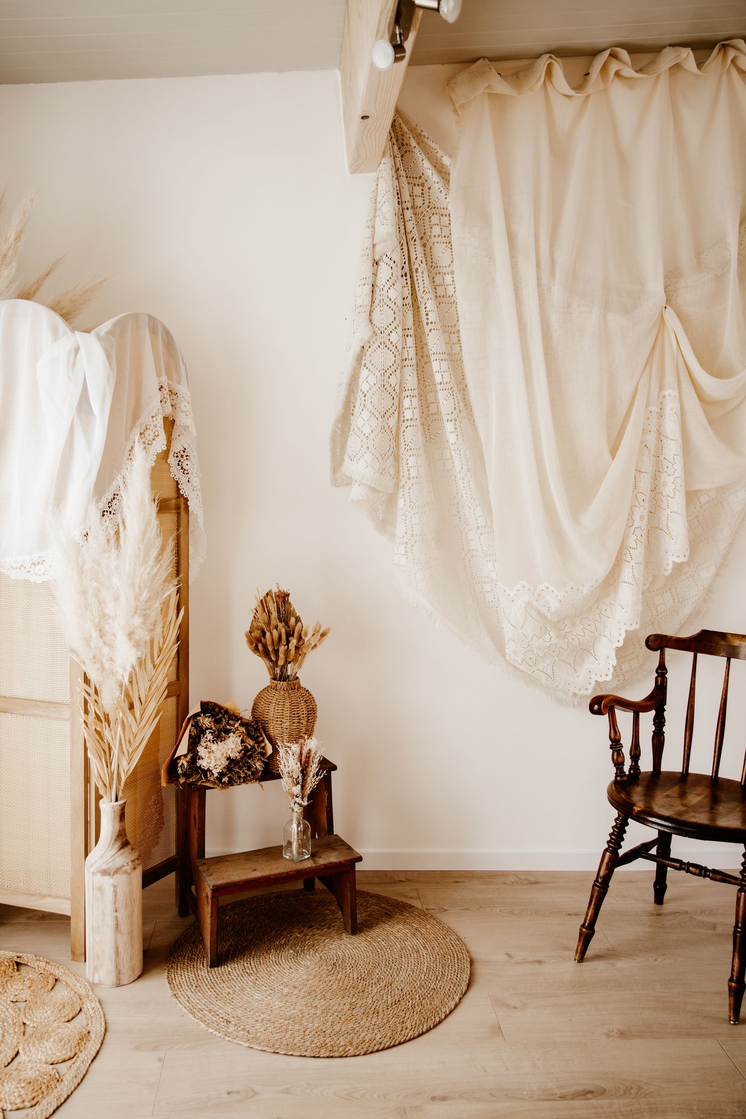 Studio photo bohème à Allery (Somme, Hauts-de-France), espace épuré et lumineux idéal pour portraits naturels et séances grossesse .