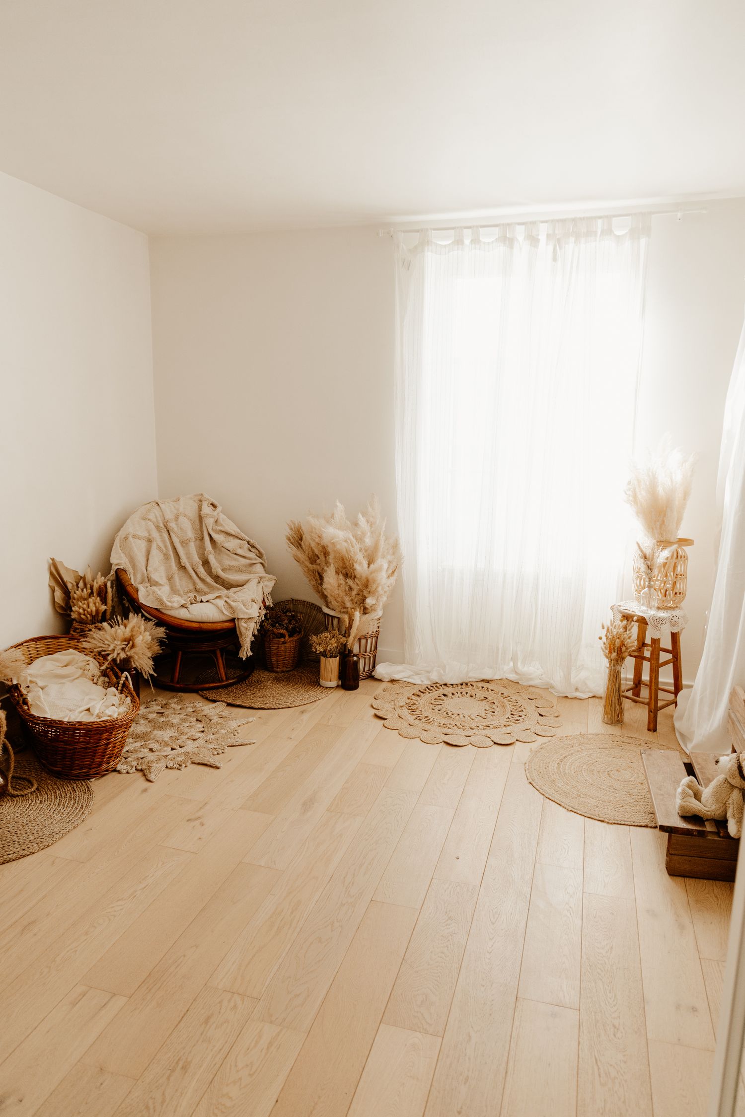 Studio photo bohème à Hédouville (Val-d’Oise, Île-de-France), ambiance naturelle avec tons neutres et lumière douce pour portraits lifestyle