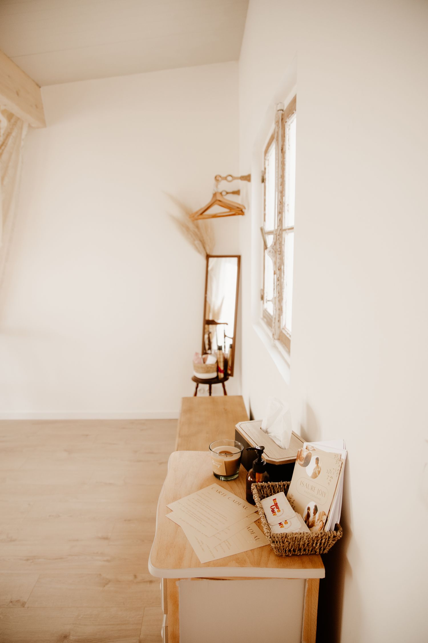 Studio photo bohème à Allery (Somme, Hauts-de-France), espace épuré et lumineux idéal pour portraits naturels et séances grossesse .
