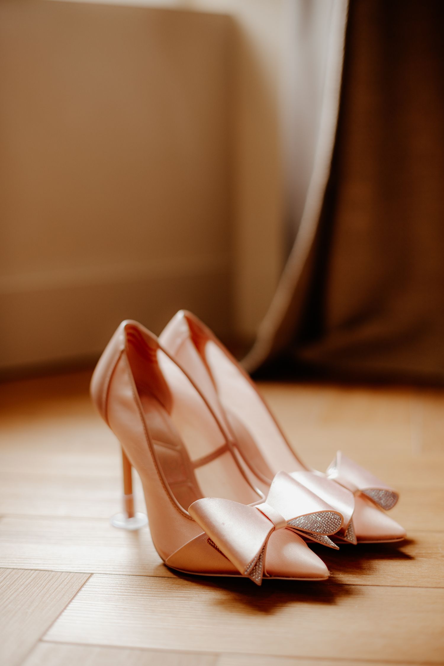 Chaussures à talons hauts de la future mariée, élégamment posées pendant les préparatifs du mariage.