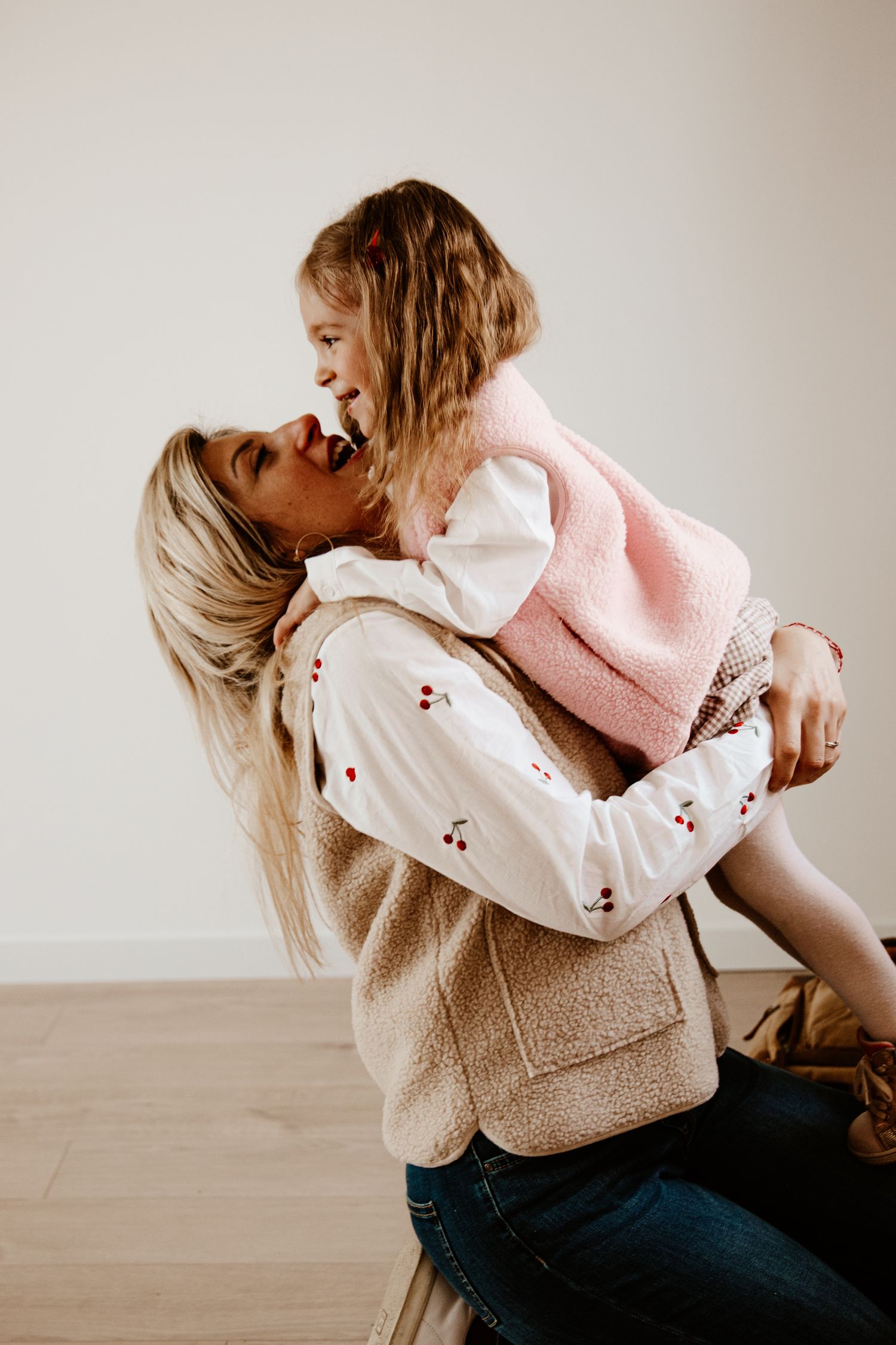 petit fille qui fait un câlin à sa maman en rigolant