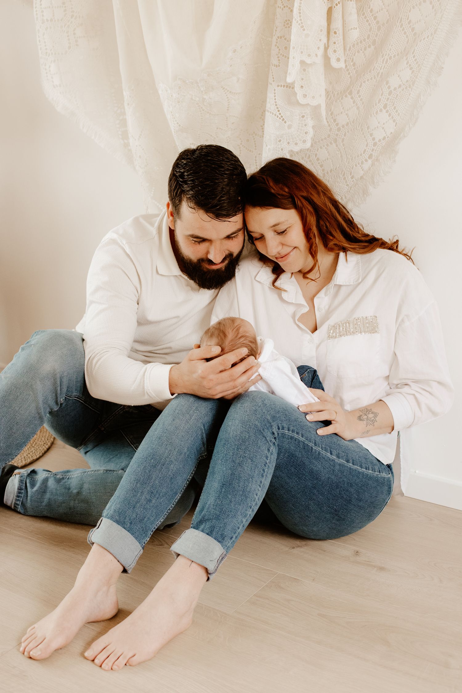 couple de jeune parents qui regardent leurs bébé avec amours