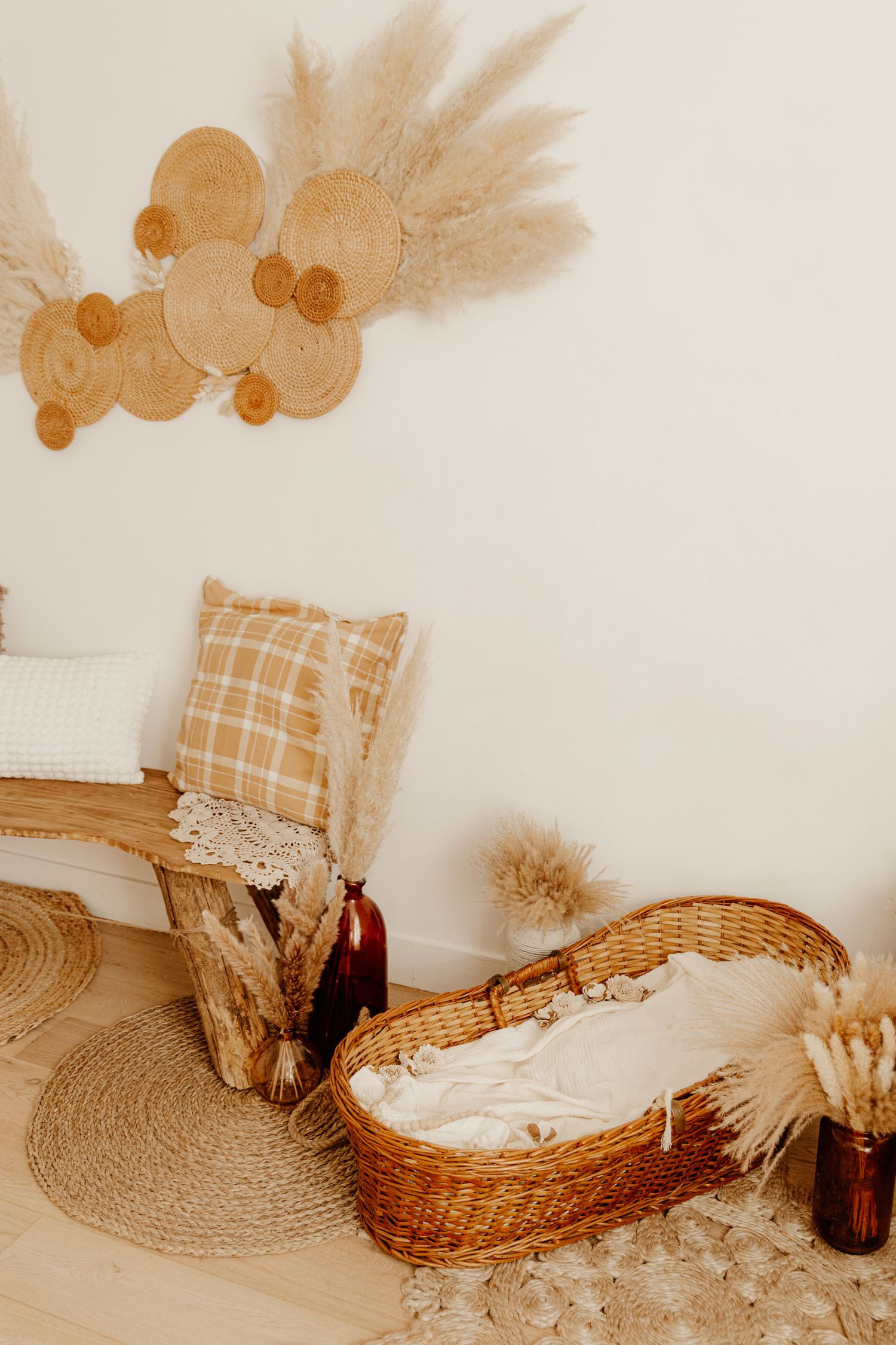 Studio photo bohème à Hédouville (Val-d’Oise, Île-de-France), ambiance naturelle avec tons neutres et lumière douce pour portraits lifestyle