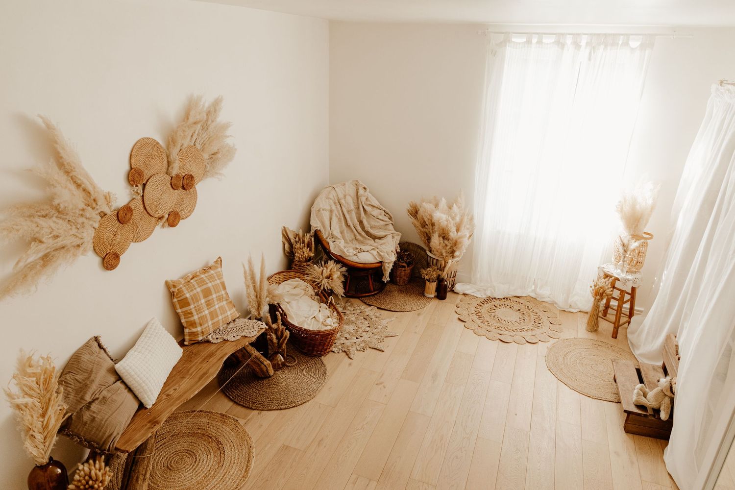 Studio photo bohème à Hédouville (Val-d’Oise, Île-de-France), ambiance naturelle avec tons neutres et lumière douce pour portraits lifestyle