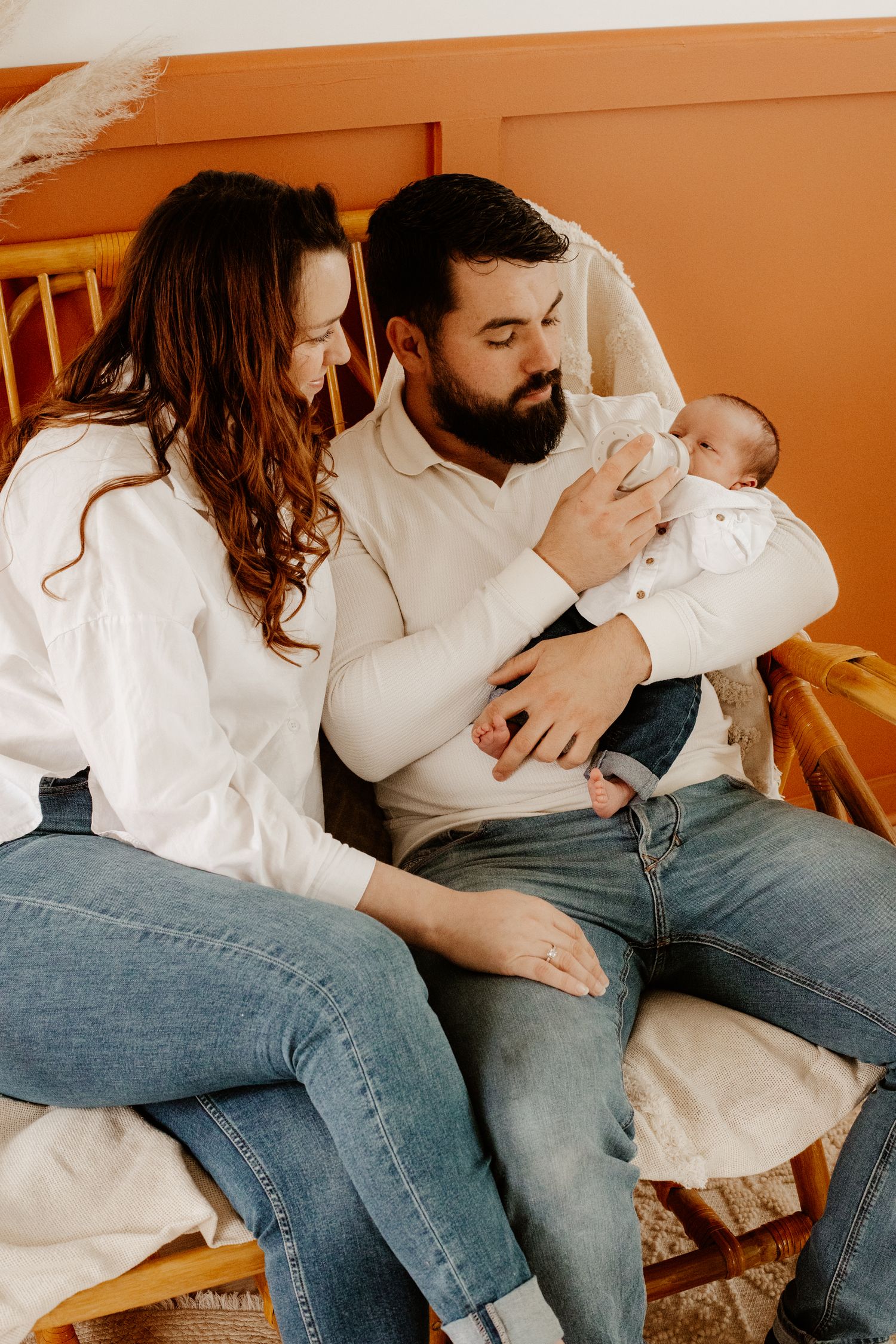couple de jeune parents qui donne le biberon à leurs nouveau-né