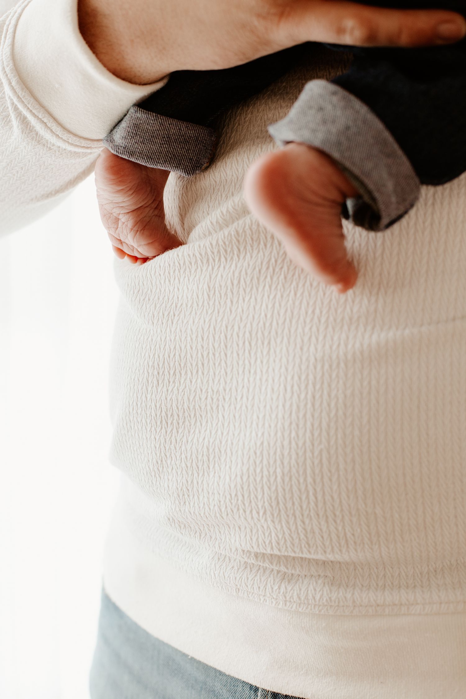 pied d'un nouveau-né dans les bras de son papa