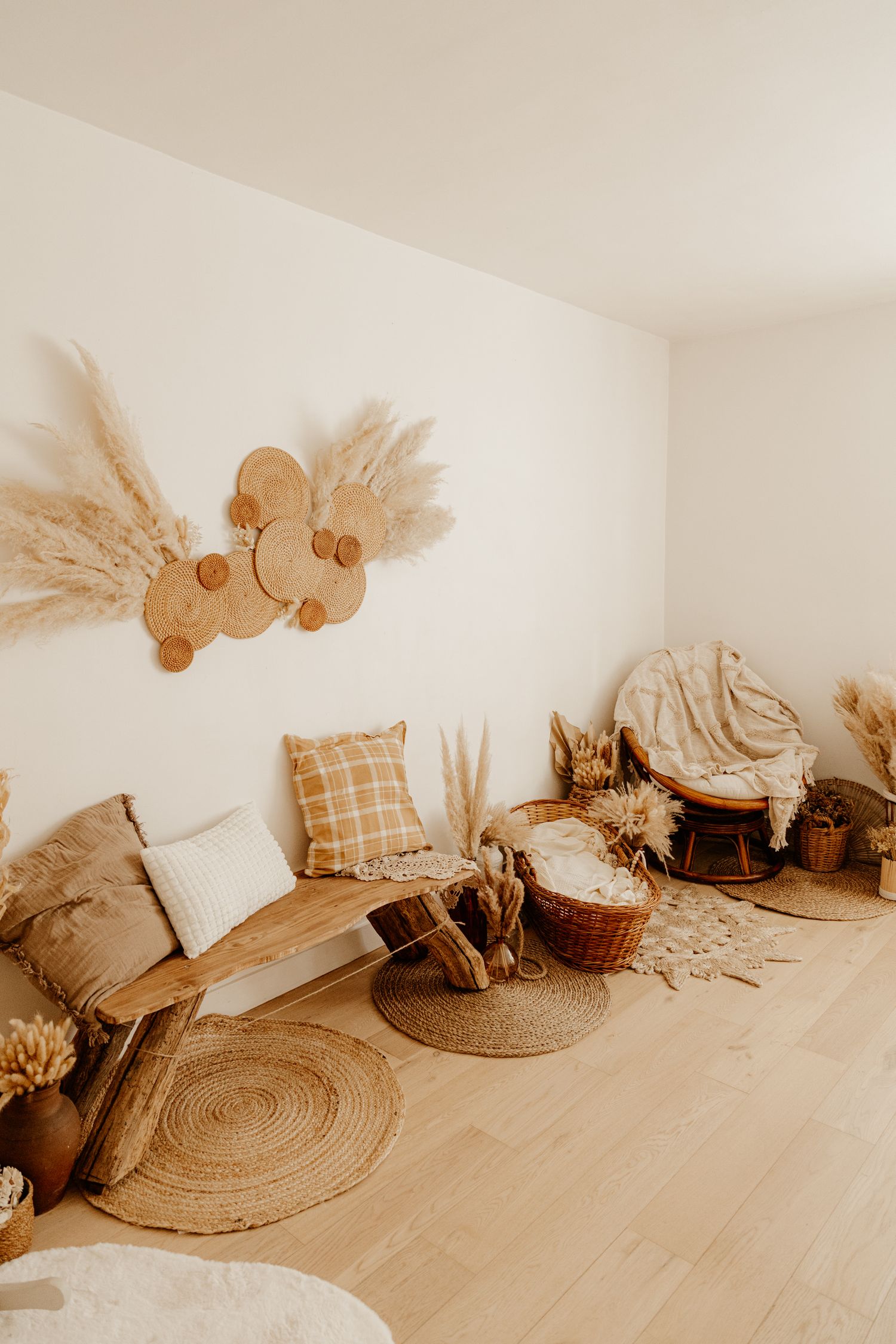 Studio photo bohème à Hédouville (Val-d’Oise, Île-de-France), ambiance naturelle avec tons neutres et lumière douce pour portraits lifestyle