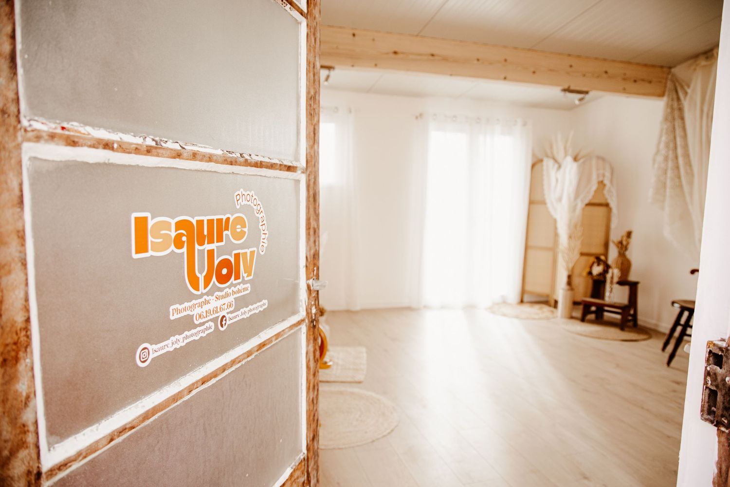 Studio photo bohème à Allery (Somme, Hauts-de-France), espace épuré et lumineux idéal pour portraits naturels et séances grossesse .