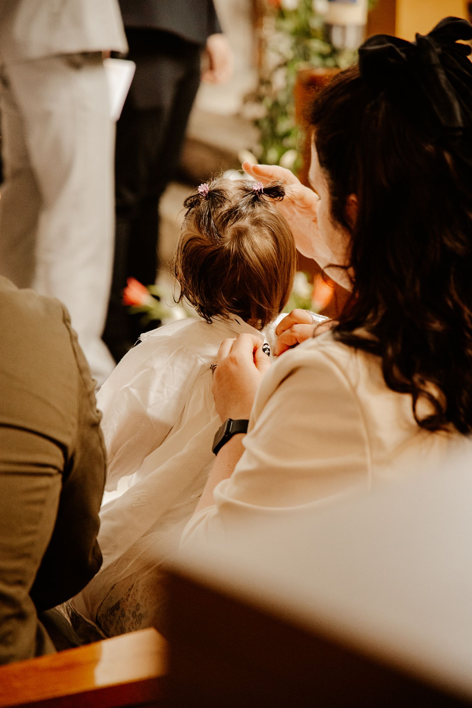 maman qui met à sa fille sa chaine de baptême autour de son cou