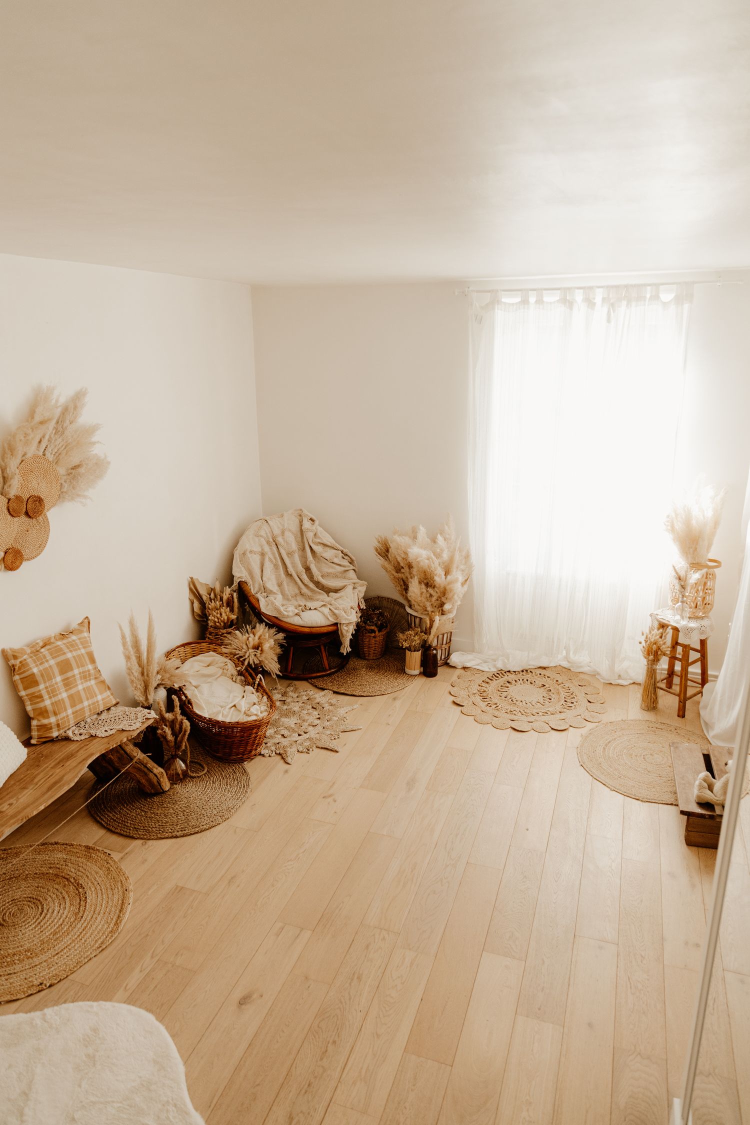 Studio photo bohème à Hédouville (Val-d’Oise, Île-de-France), ambiance naturelle avec tons neutres et lumière douce pour portraits lifestyle