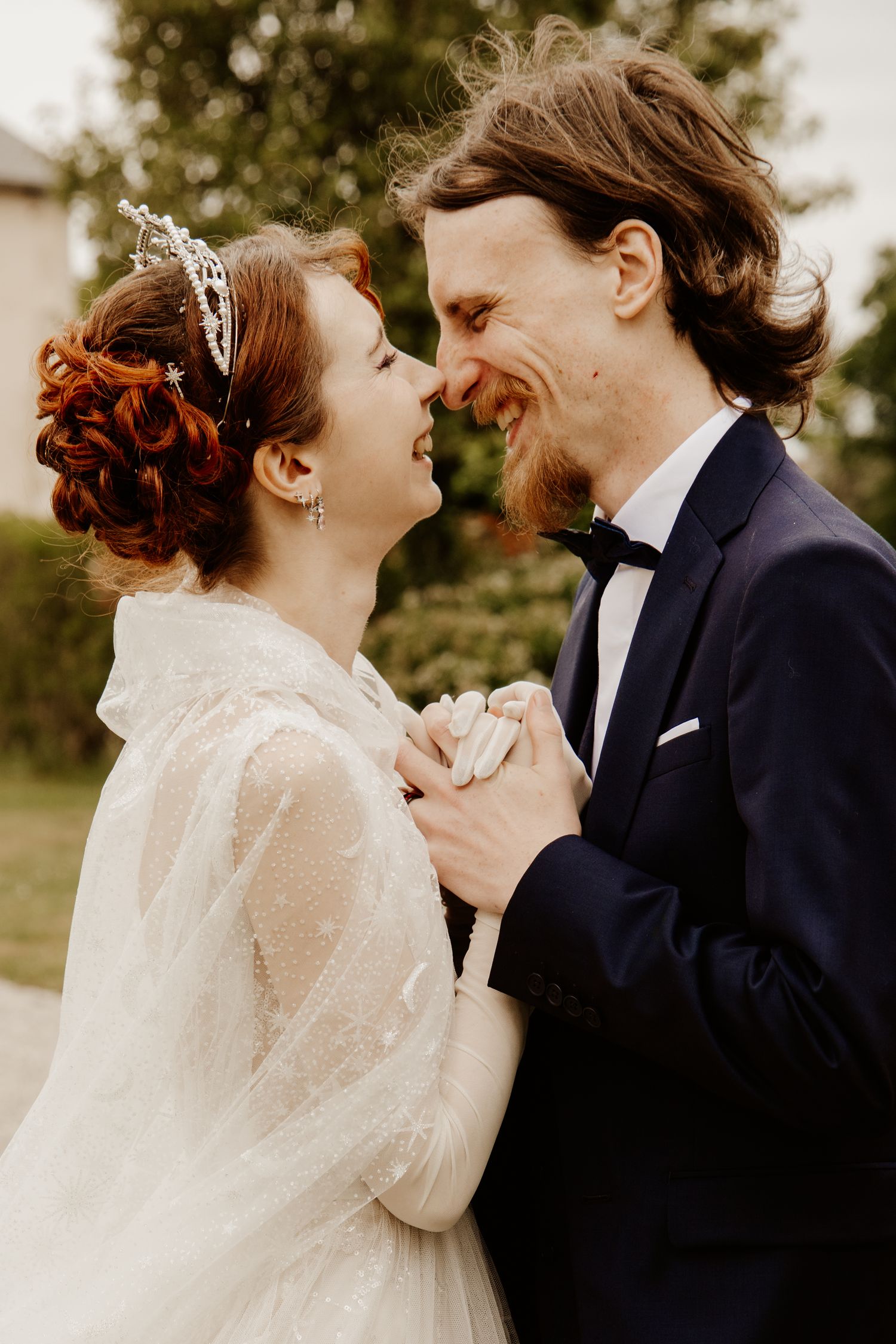 Un couple de mariés qui se tient la main et rigole ensemble. Un moment plein de joie et de complicité pendant leur mariage