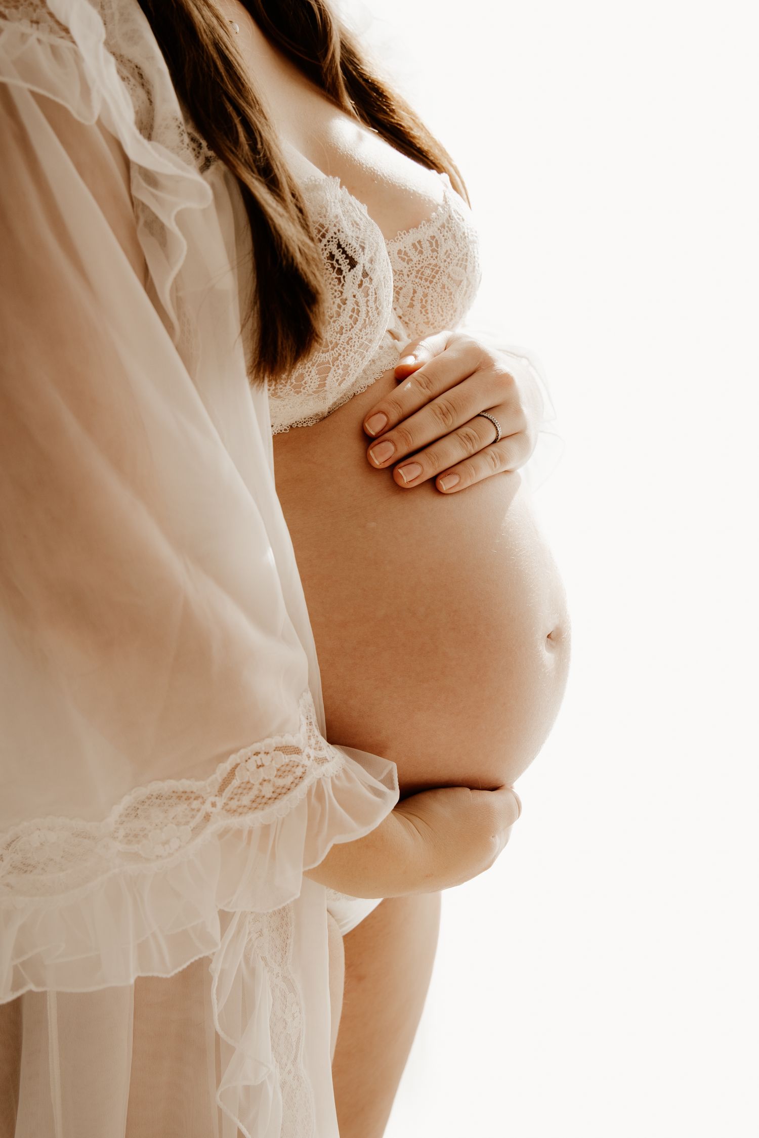 ventre d'une femme enceinte pendant une séance grossesse