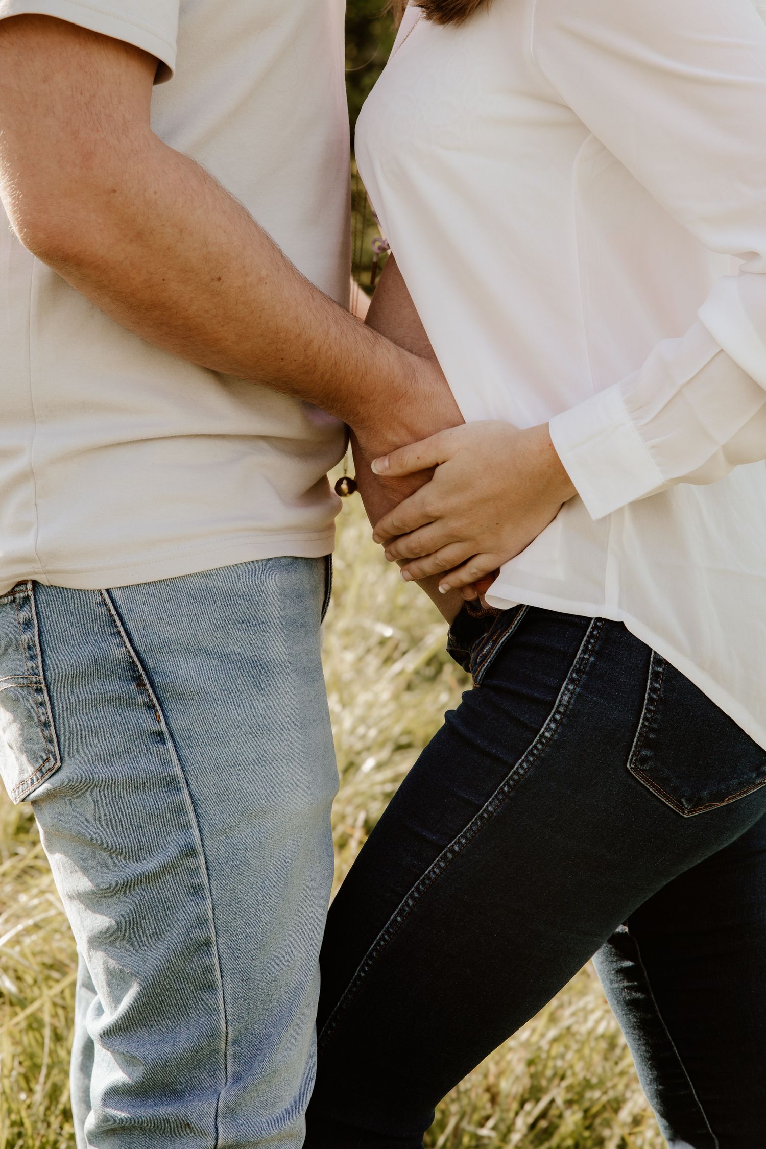 détails d'un ventre d'une femme enceinte avec son conjoint qui lui fait un câlin