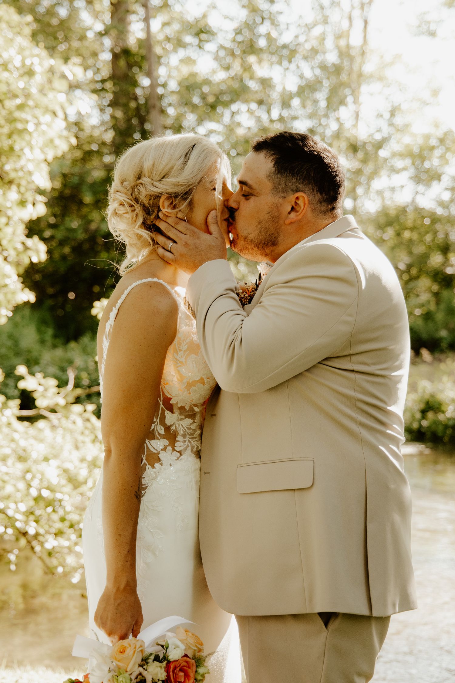 Embrassade romantique des mariés en extérieur pendant leur séance photo de couple.