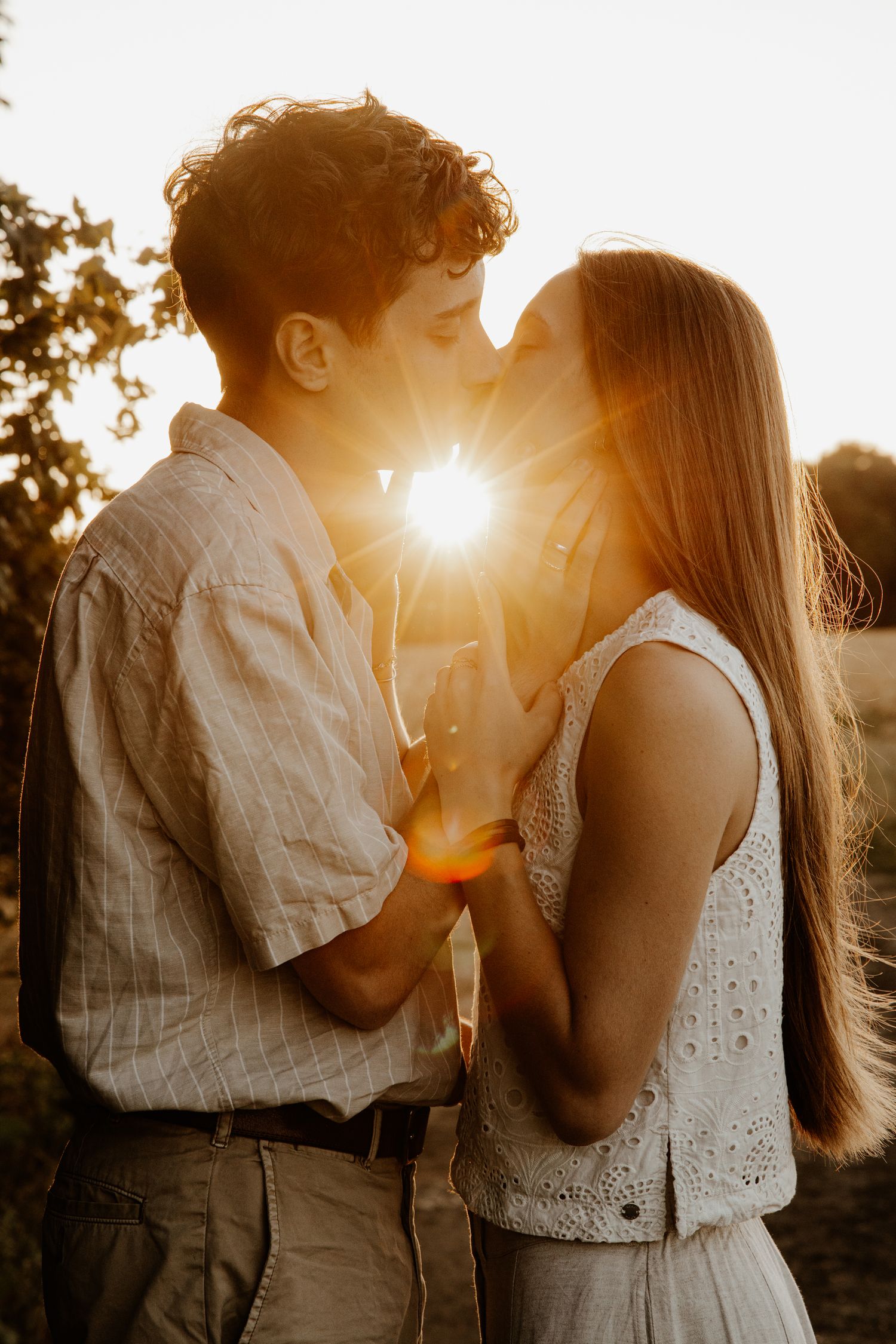 Portrait de couple chaleureux et complice, photographe mariage et famille en Île-de-France.