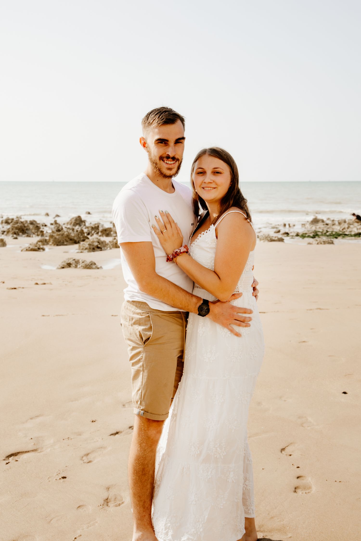 couple qui se fait un câlin en bord de mer