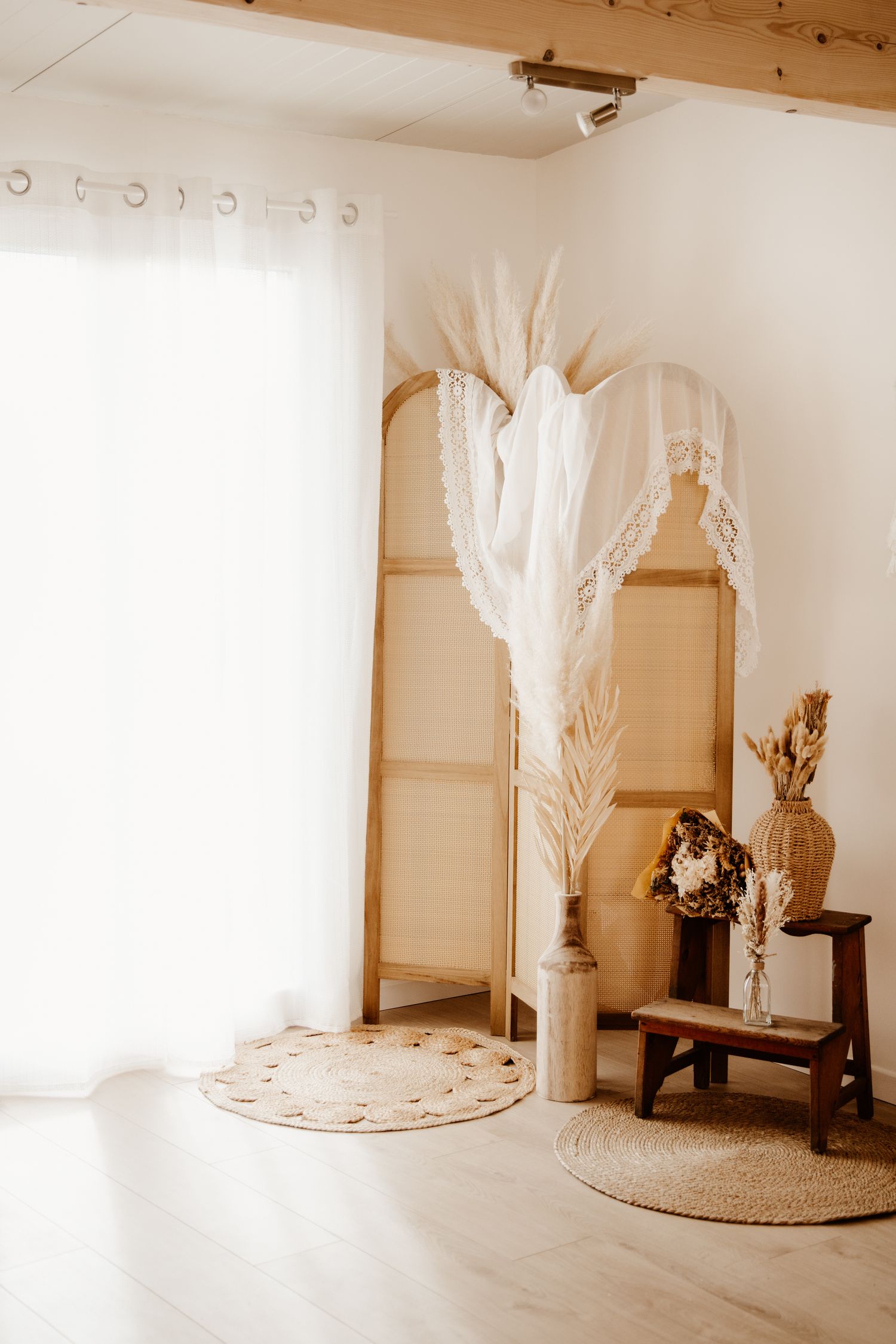Studio photo bohème à Allery (Somme, Hauts-de-France), espace épuré et lumineux idéal pour portraits naturels et séances grossesse .
