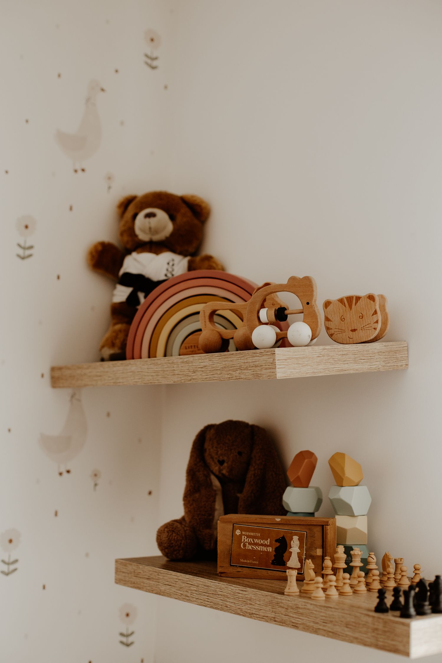 décoration chambre de bébé avec un arc en ciel en bois, un nounours et des jouet pour bébé en bois