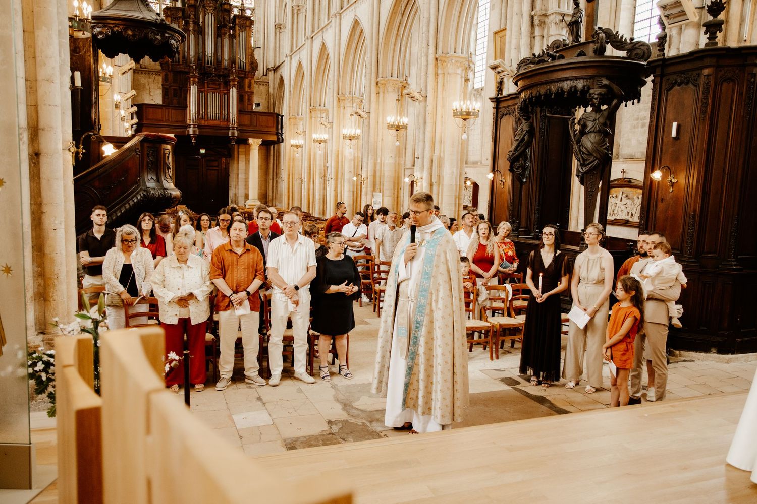 cérémonie de baptême à l'église