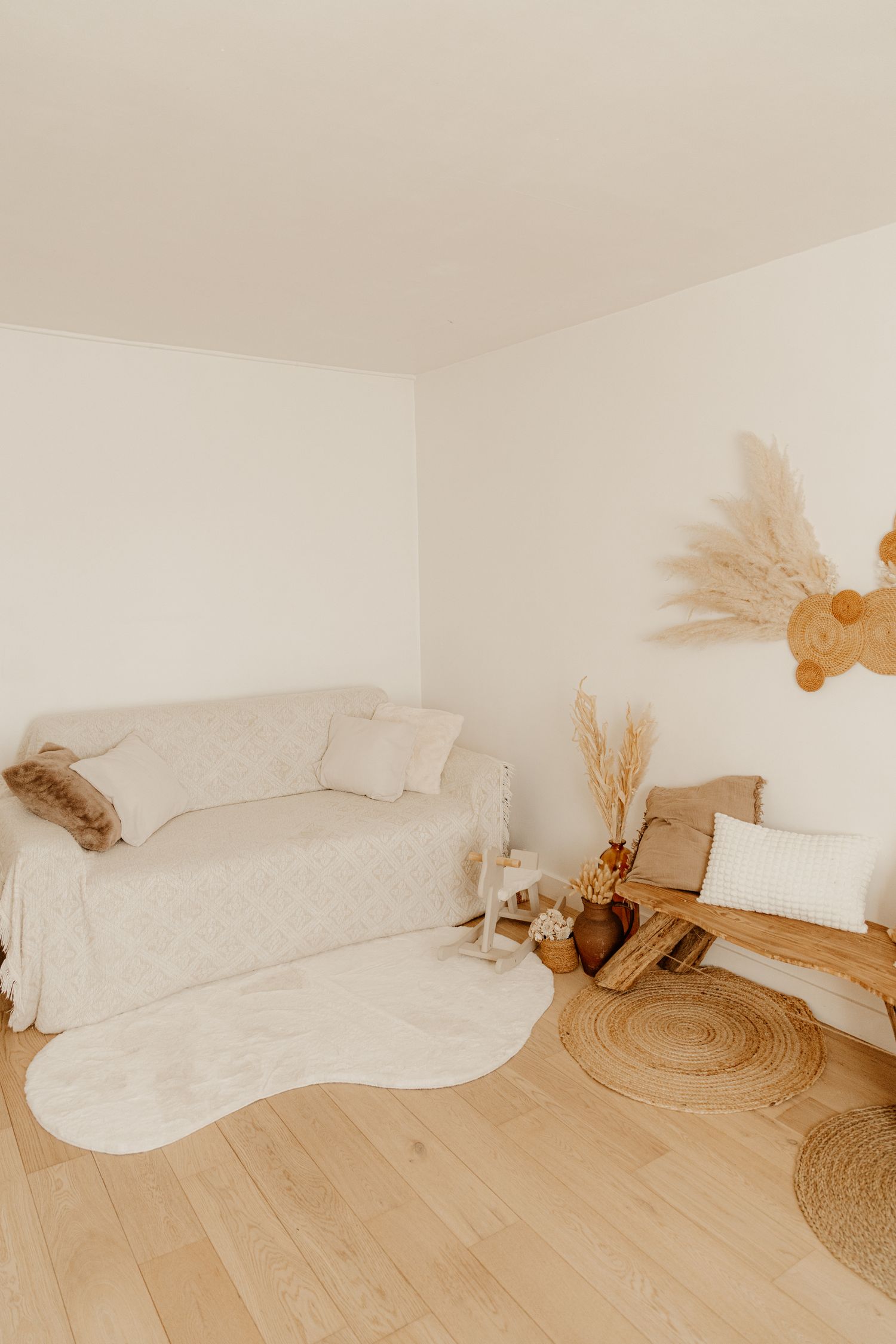 Studio photo bohème à Hédouville (Val-d’Oise, Île-de-France), ambiance naturelle avec tons neutres et lumière douce pour portraits lifestyle
