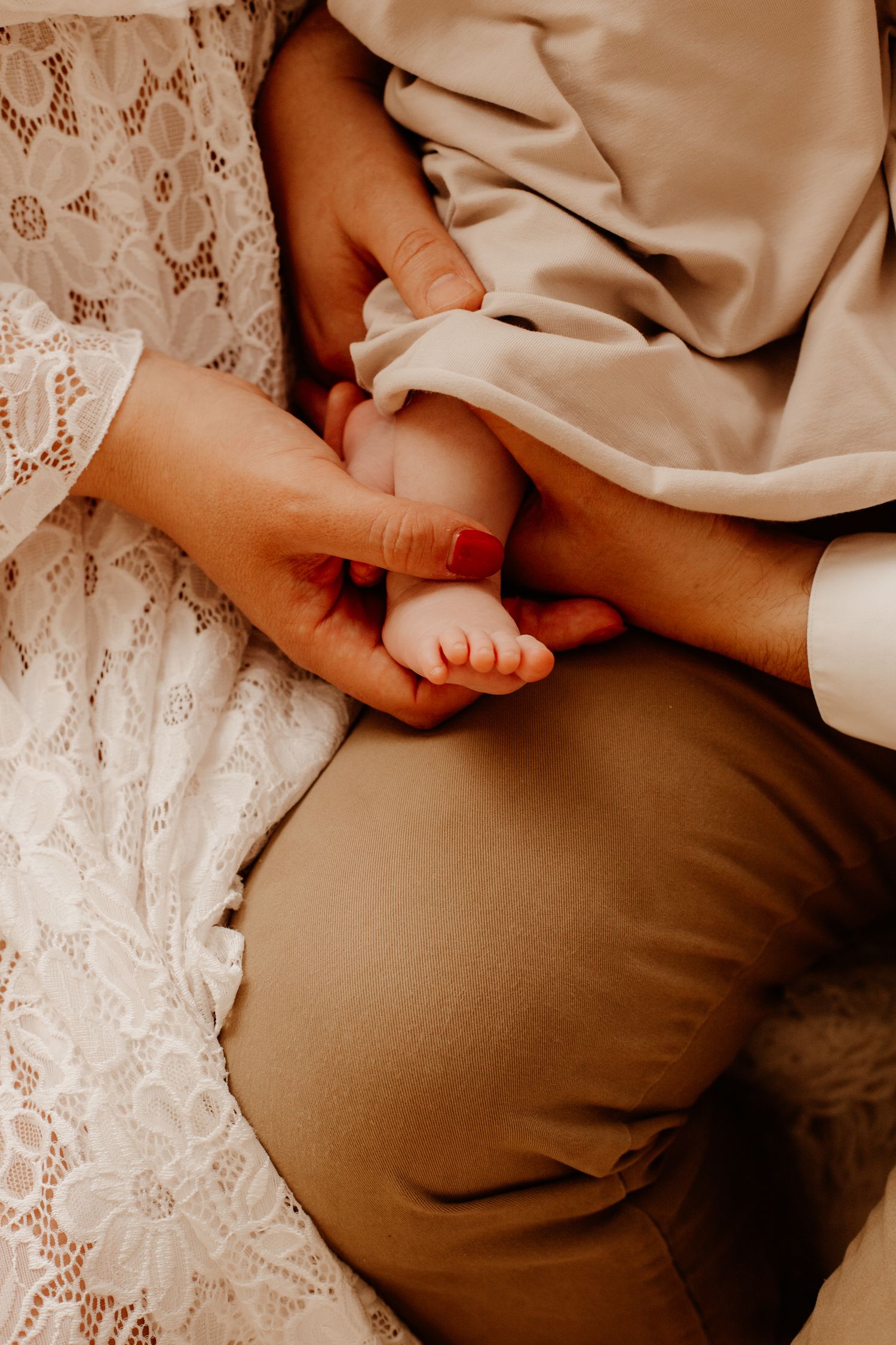 petit pieds d'un nouveau-né dans les mains de ses parents