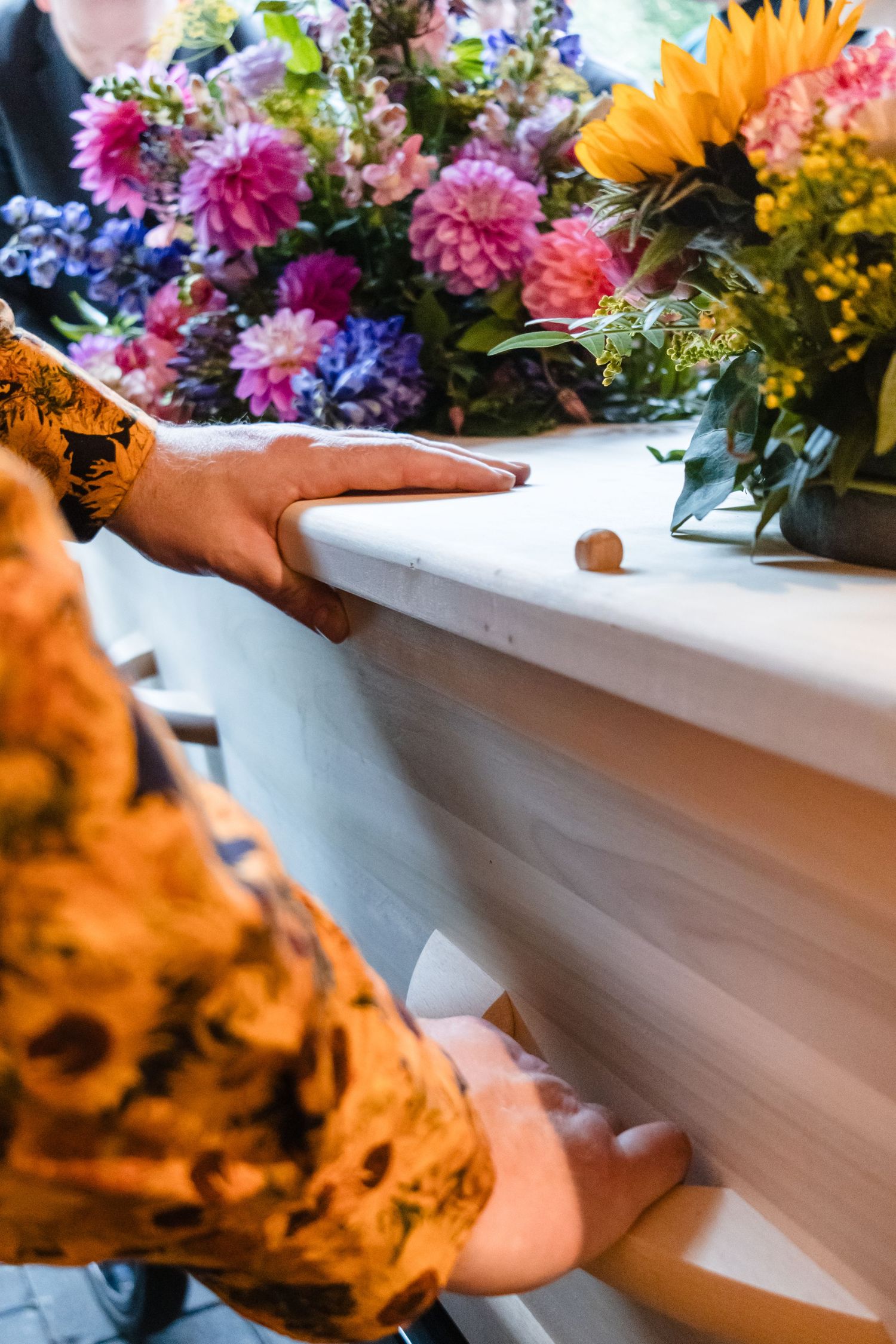 Afscheid, voltooid leven, kist, crematie, begrafenis, bloemen