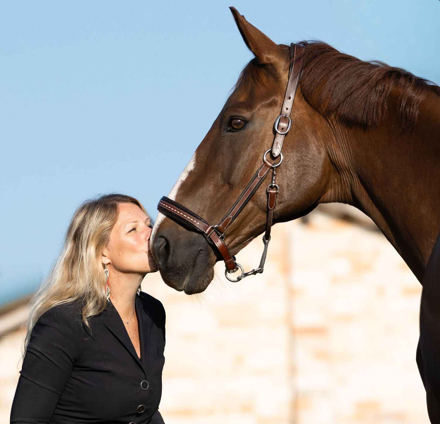 femme qui fait un bisous à son cheval à Orthez