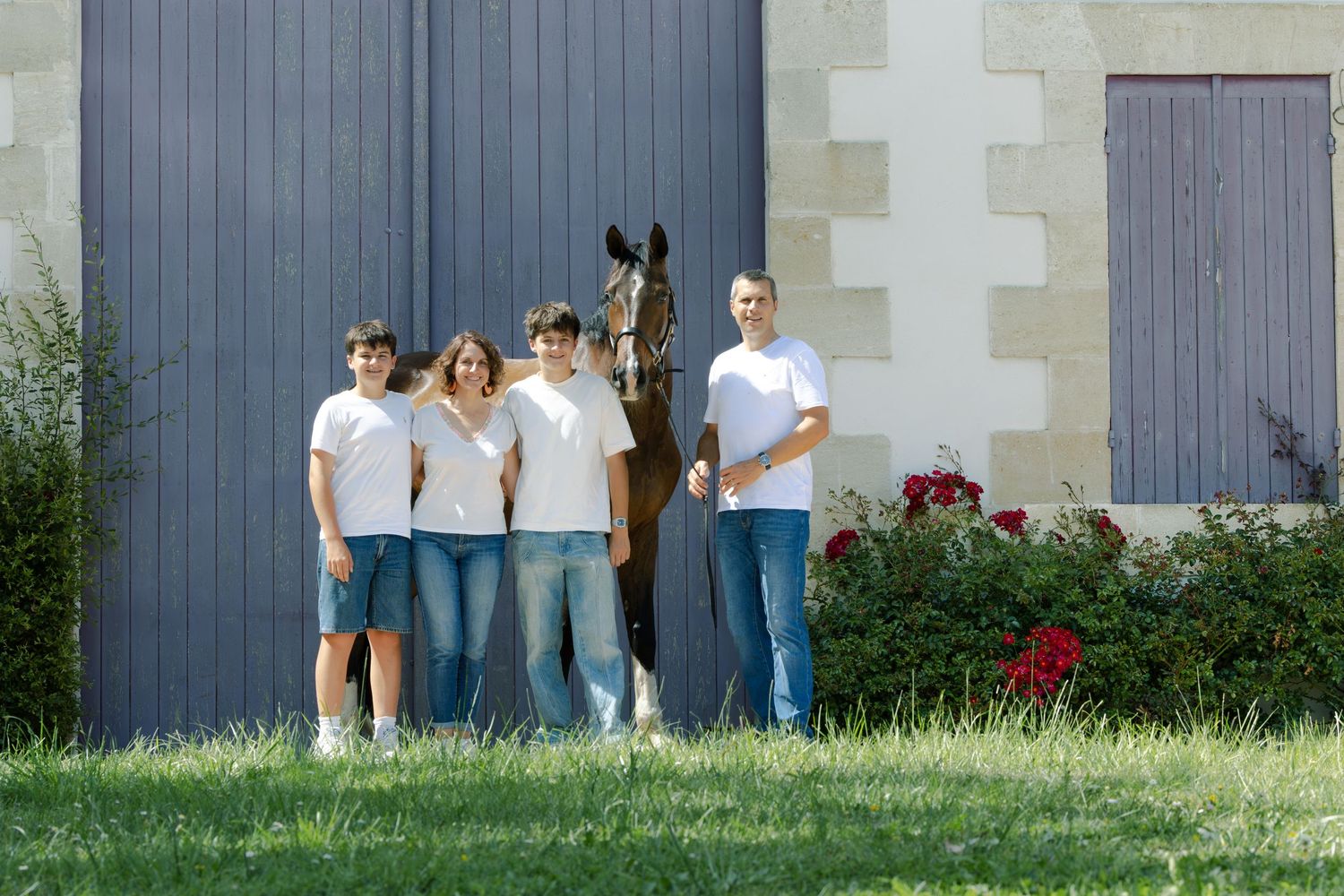 Séance photo équine en famille en Gironde – Saskaa Photographie