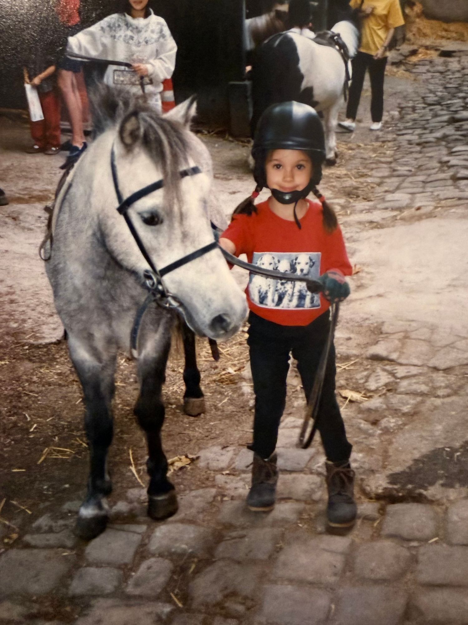 Jeune femme avec son cheval lors d'une séance photo équine. en gironde