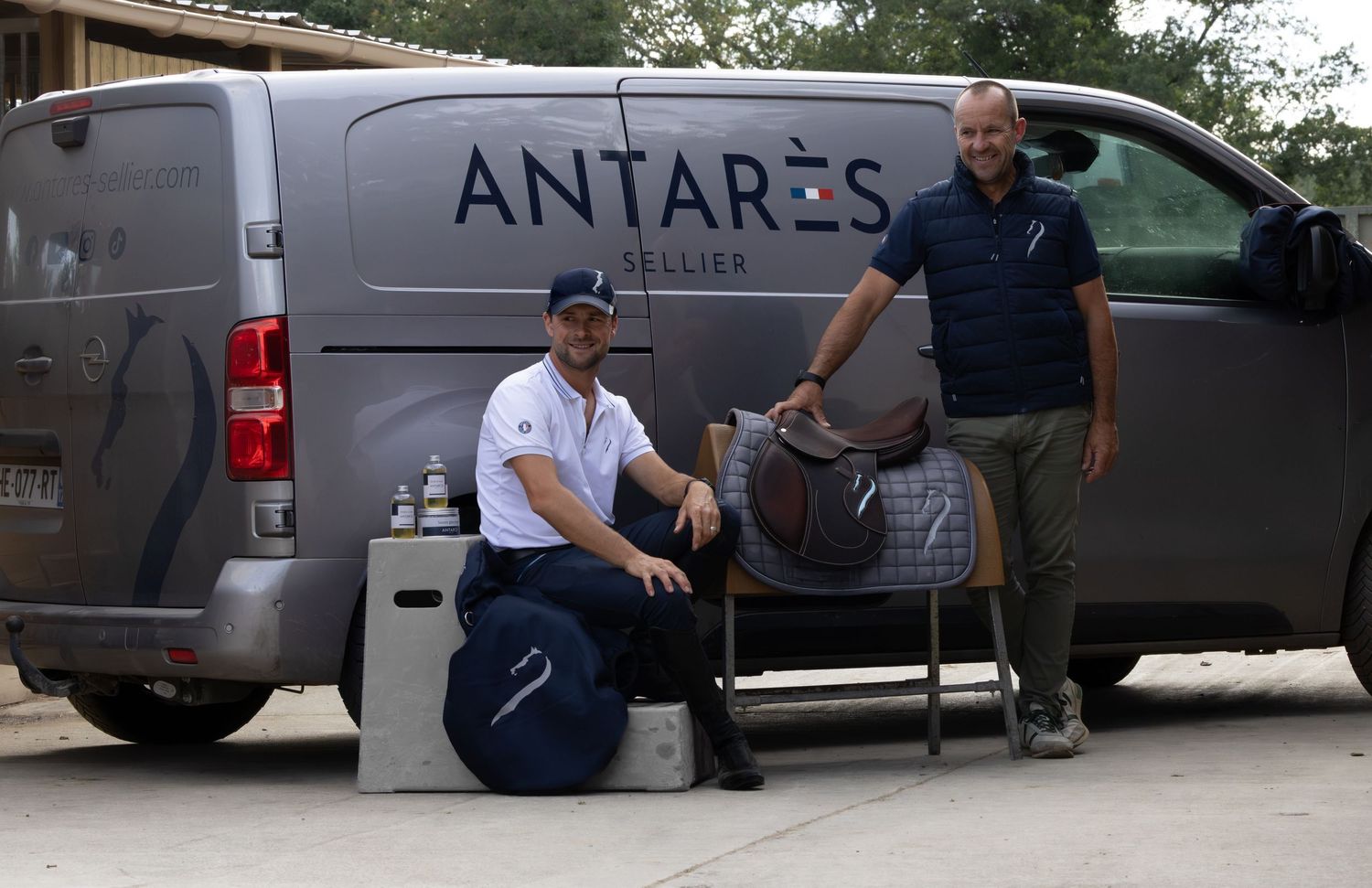 Photographe professionnelle portraitiste animalière, la photographie équine avec cheval et les photo chien. antares sellier gironde