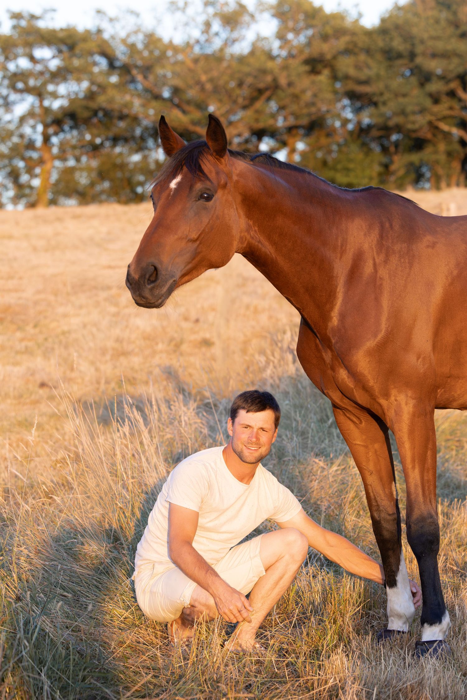 duo homme cheval au couher du soleil à bordeaux