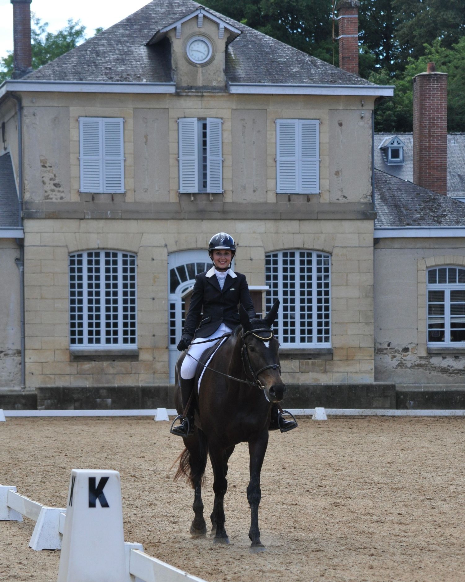 Jeune femme avec son cheval lors d'une séance photo équine à bordeaux