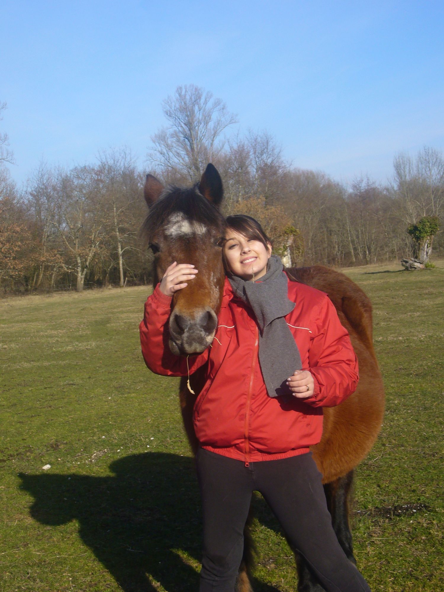 Jeune femme avec son cheval lors d'une séance photo équinen dans les landes