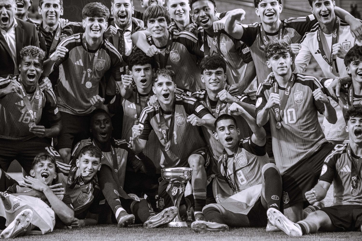 spain team posing for a picture