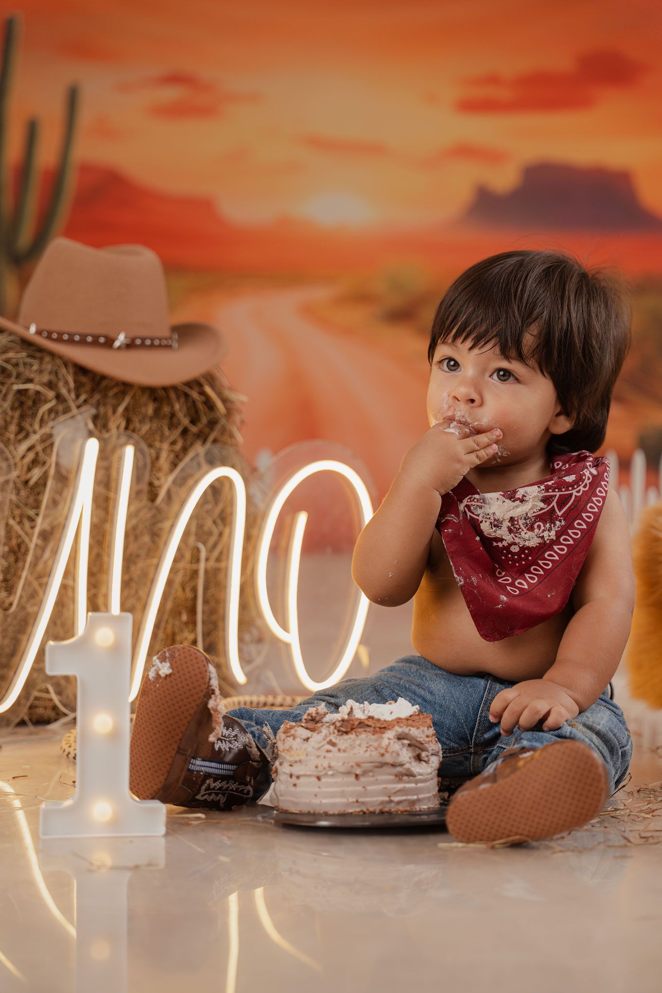 sesion de fotos bebe primer año con pastel tematica vaquero