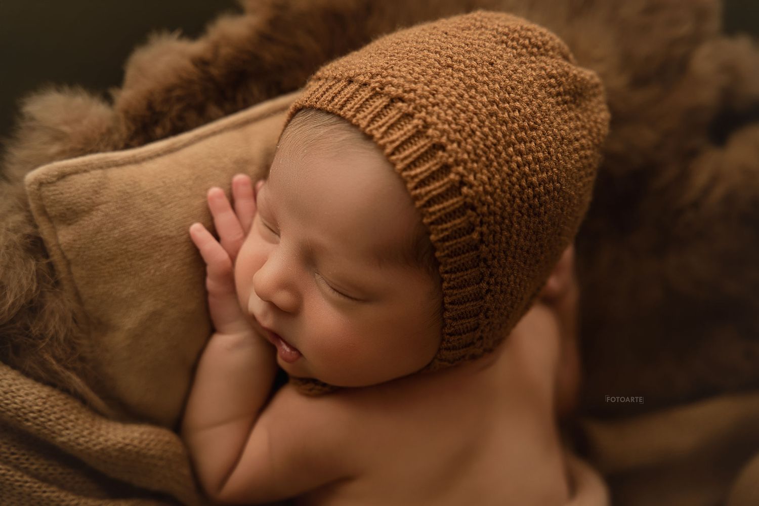 sesion de fotos para recien nacido delicado en tonos tierra y elementos tejidos