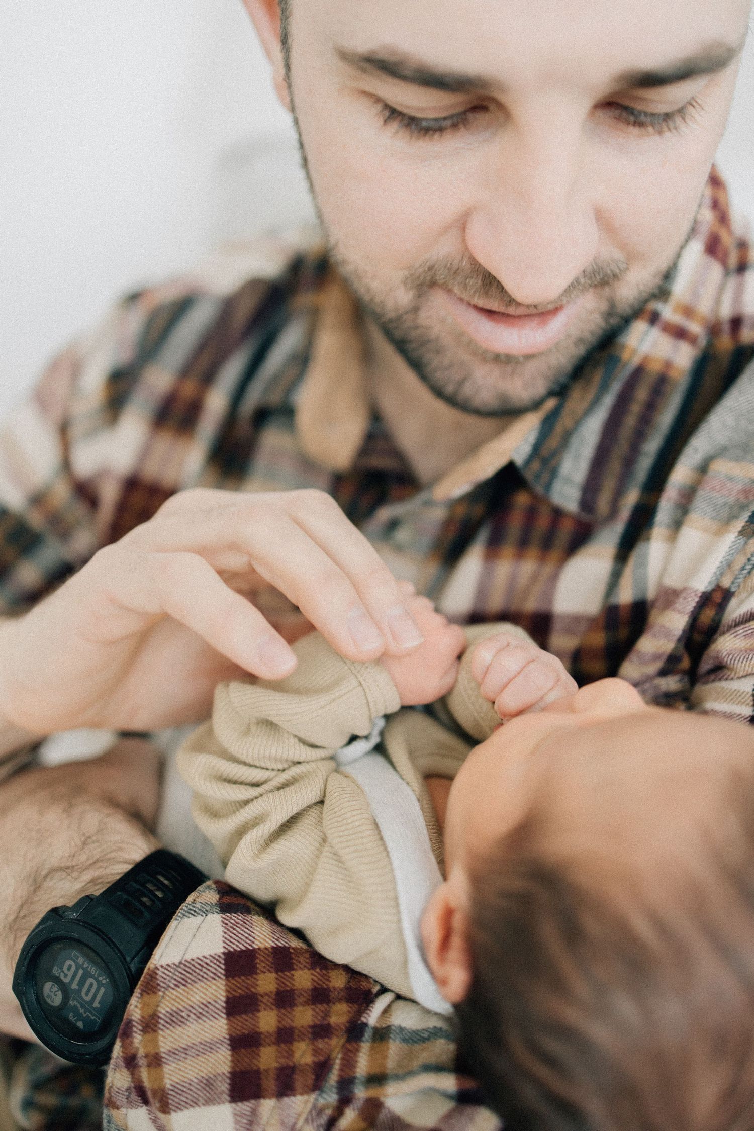 From first snuggles to tiny milestones, these in-home newborn sessions capture the love, warmth, and connection of early motherhood.