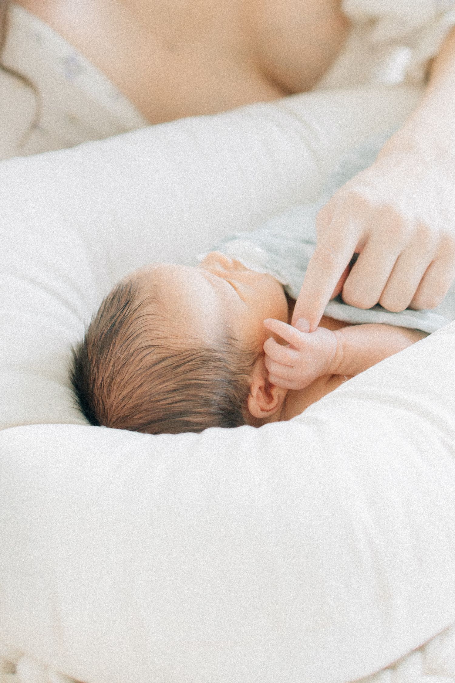 From first snuggles to tiny milestones, these in-home newborn sessions capture the love, warmth, and connection of early motherhood.