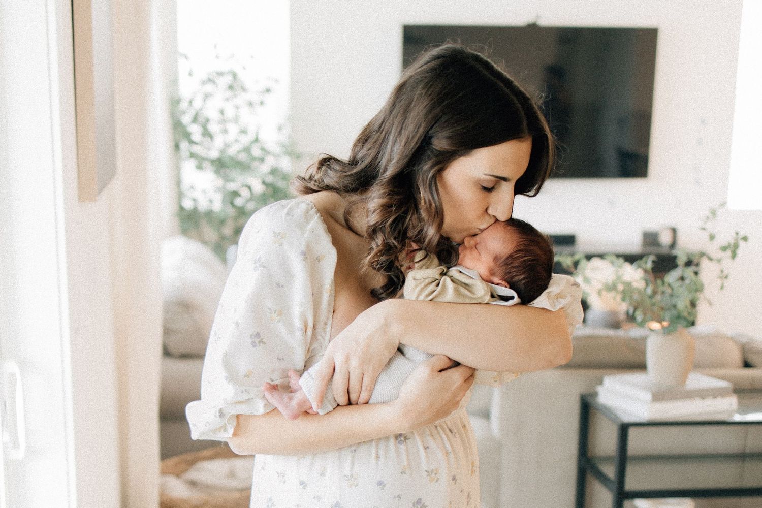 From first snuggles to tiny milestones, these in-home newborn sessions capture the love, warmth, and connection of early motherhood.