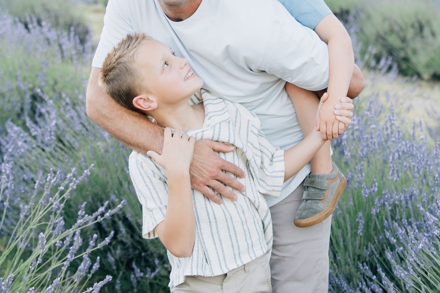 Amid blooming lavender fields, this session captures family love, connection, and joy in a soft, timeless, and magical setting.