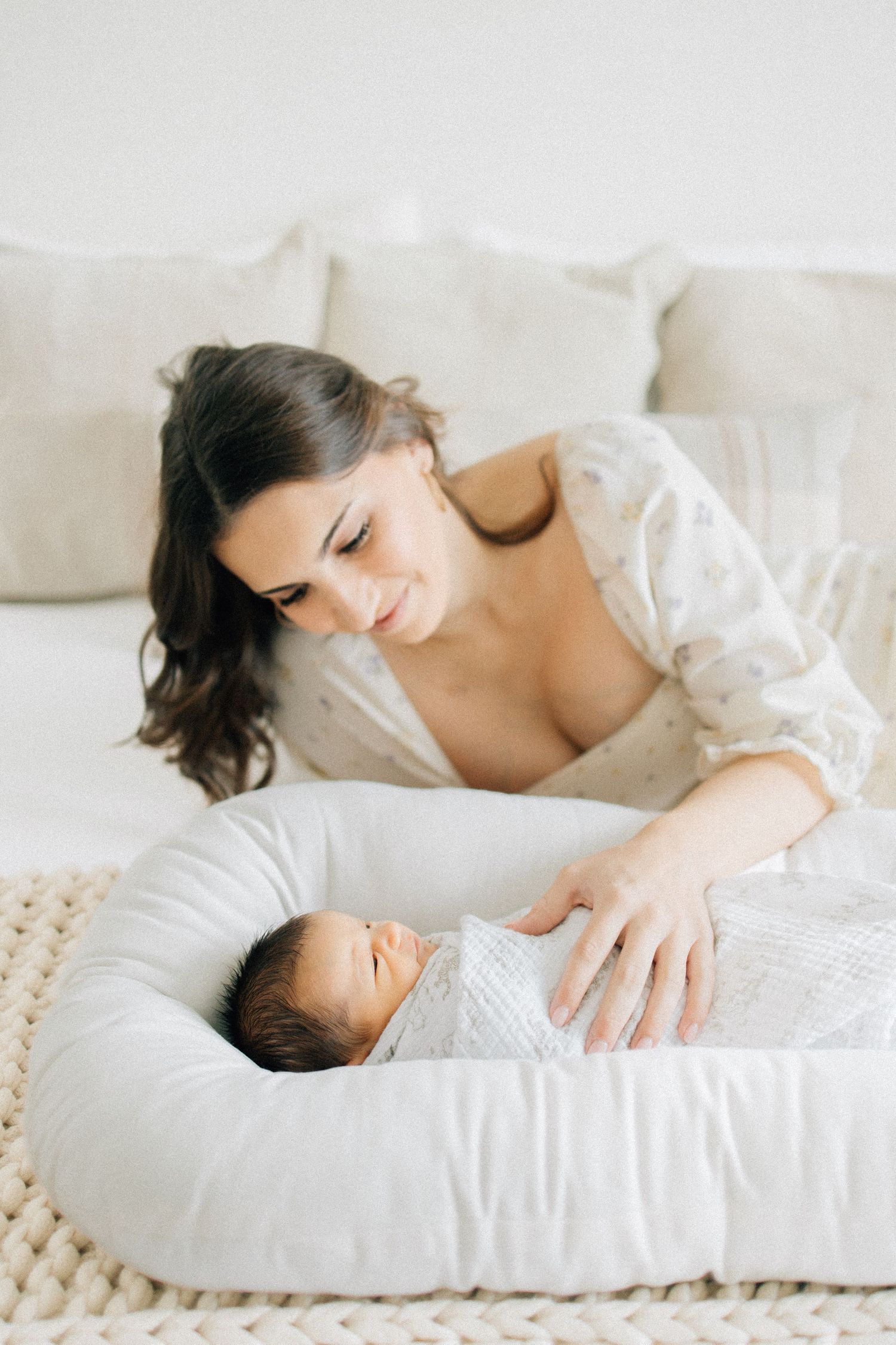 From first snuggles to tiny milestones, these in-home newborn sessions capture the love, warmth, and connection of early motherhood.