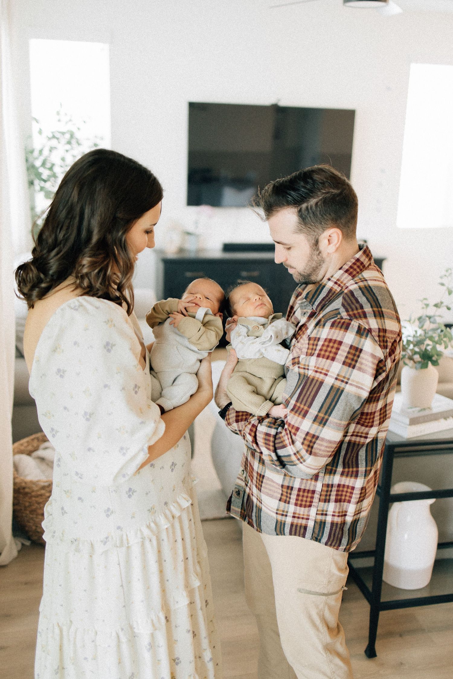 From first snuggles to tiny milestones, these in-home newborn sessions capture the love, warmth, and connection of early motherhood.