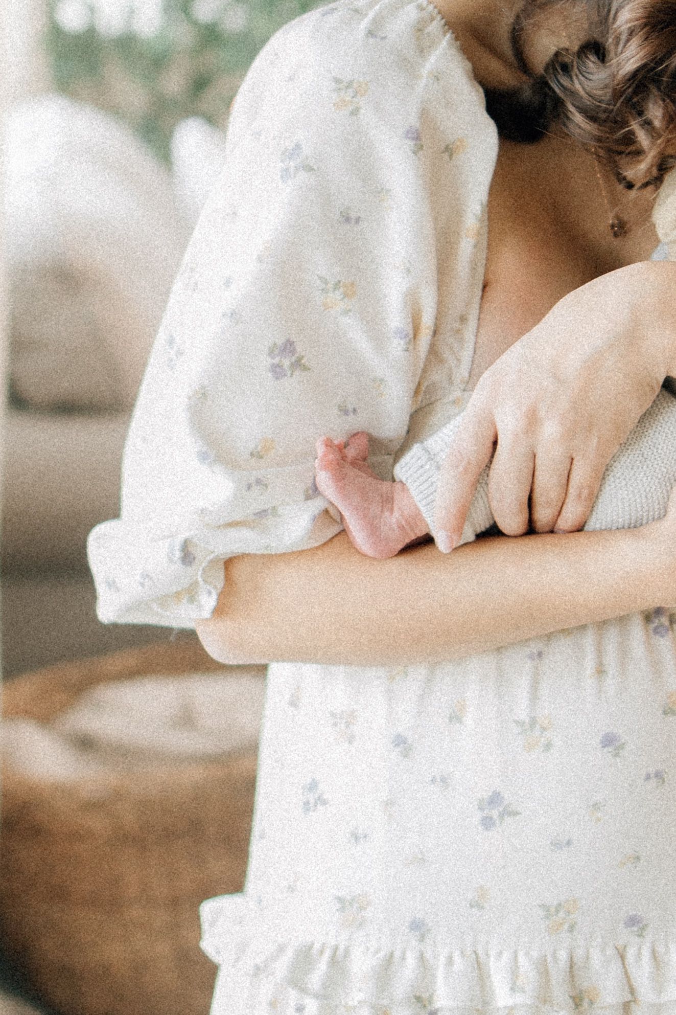From first snuggles to tiny milestones, these in-home newborn sessions capture the love, warmth, and connection of early motherhood.