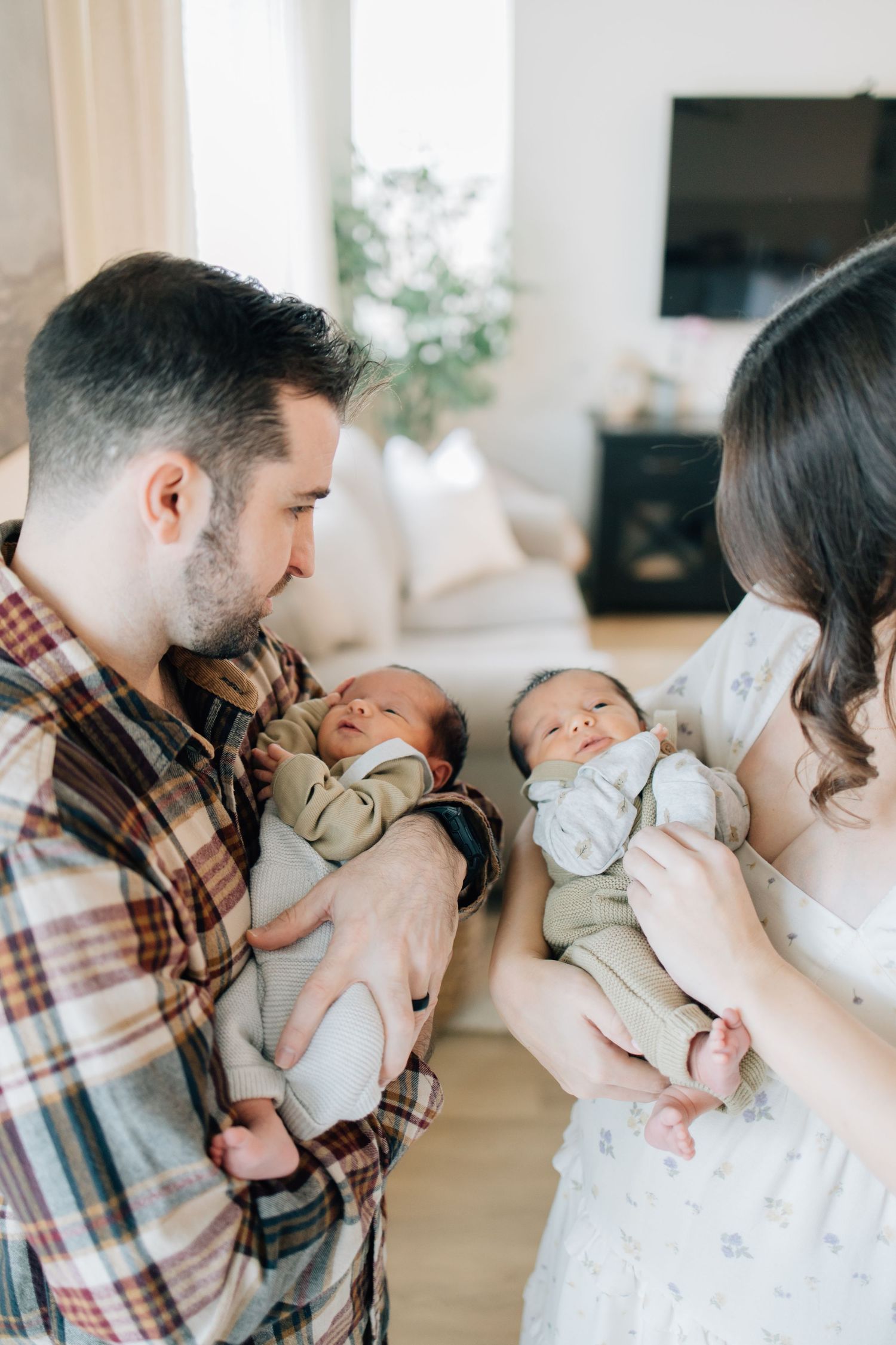 From first snuggles to tiny milestones, these in-home newborn sessions capture the love, warmth, and connection of early motherhood.