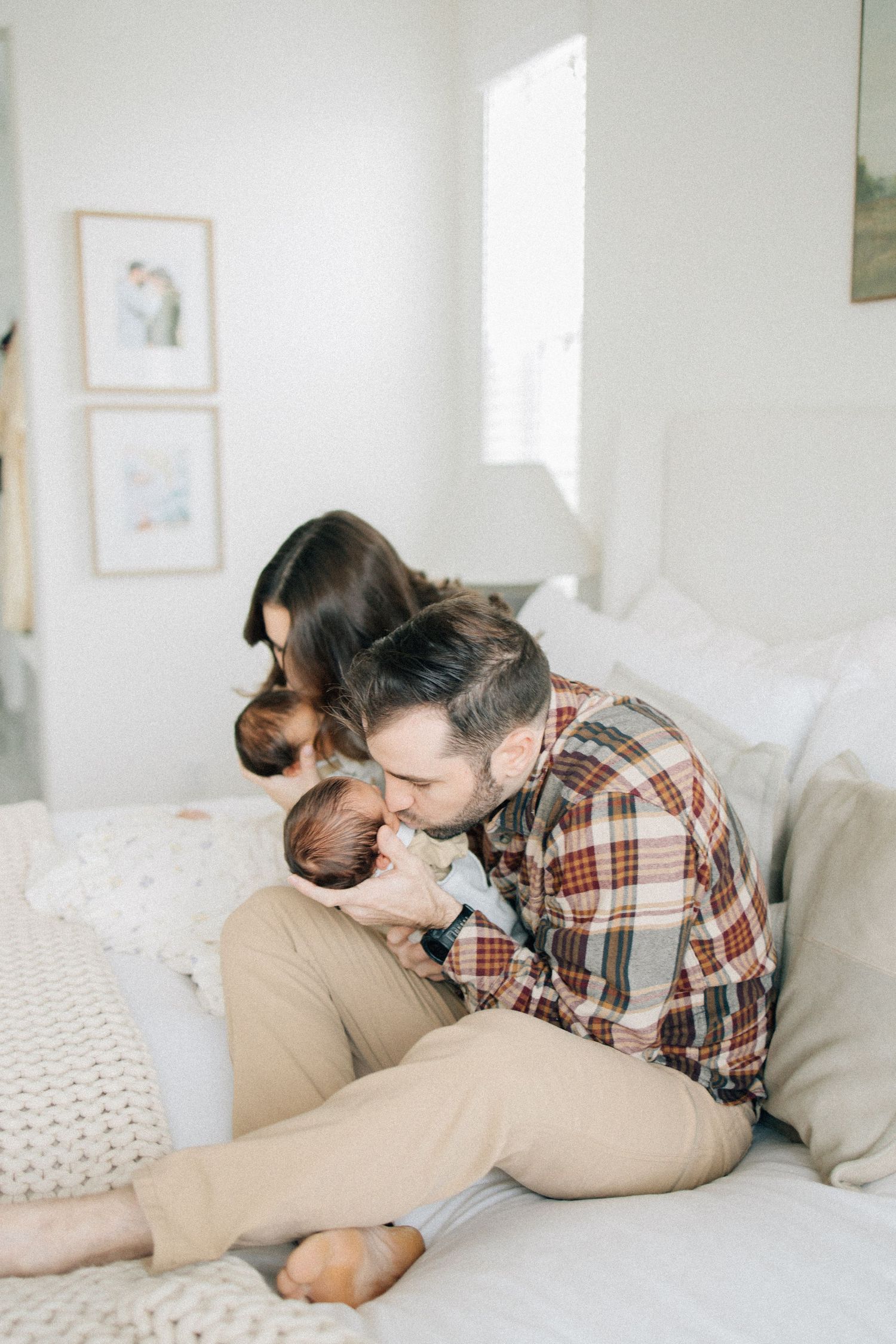 From first snuggles to tiny milestones, these in-home newborn sessions capture the love, warmth, and connection of early motherhood.
