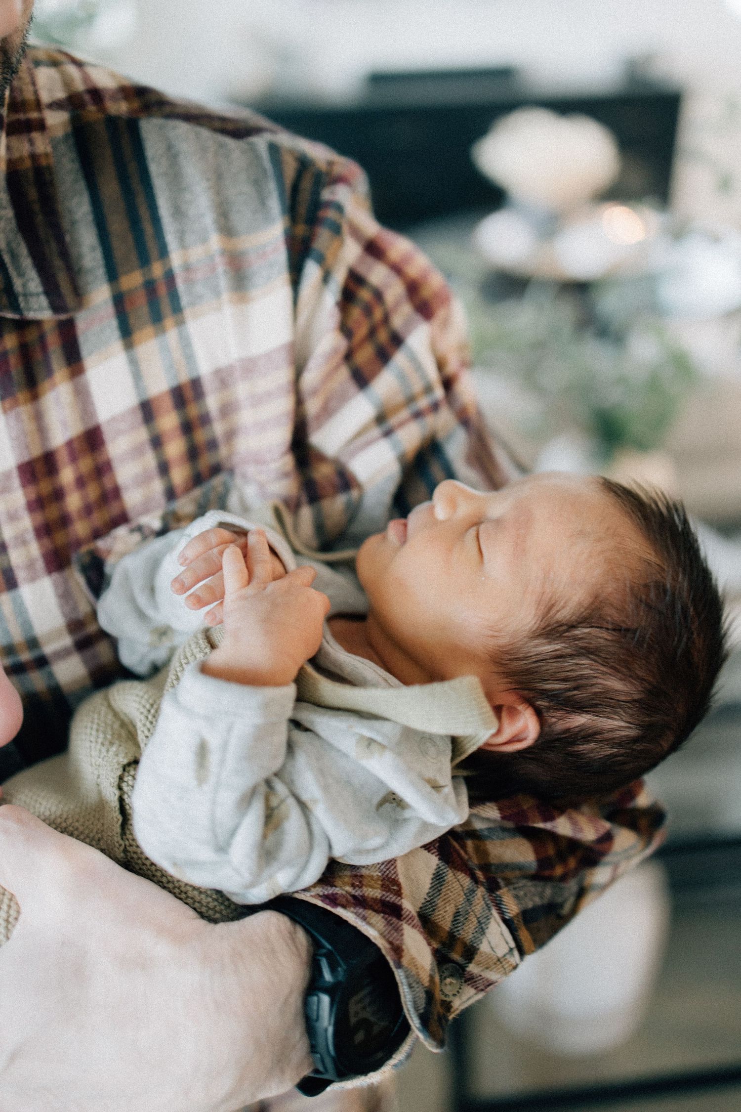 From first snuggles to tiny milestones, these in-home newborn sessions capture the love, warmth, and connection of early motherhood.